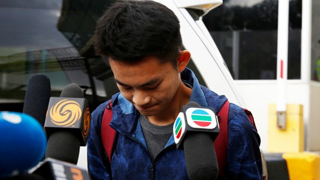 Chan Tong-kai, who is wanted by Taiwan authorities on suspicion of murdering his Hong Kong girlfriend, Poon Hiu Wing, while the pair were on vacation in the democratic island, bows and apologizes to Poon’s family, Oct 23, 2019.