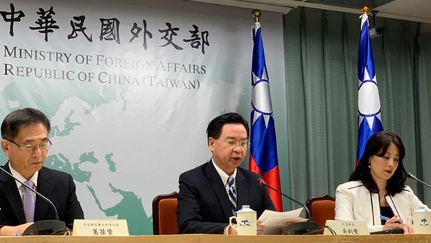 Taiwan foreign minister Joseph Wu (C), addresses a news conference on Kiribati's decision to switch diplomatic recognition from the democratic island to Communist-run China, Sept. 20, 2019.

