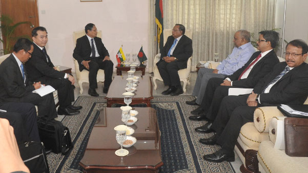 Kyaw Tint Swe, the head of Myanmar’s delegation (rear left), and members of his team meet Bangladeshi Foreign Minister A.H. Mahmood Ali (rear right) and other officials at the Padma State Guest house in Dhaka, Oct. 2, 2017.