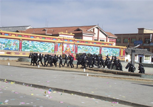 Chinese security forces confront Tibetan protesters in Serthar, Jan. 23, 2012.